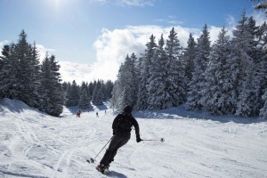 Skieuse sur les pistes de Chamrousse en janvier